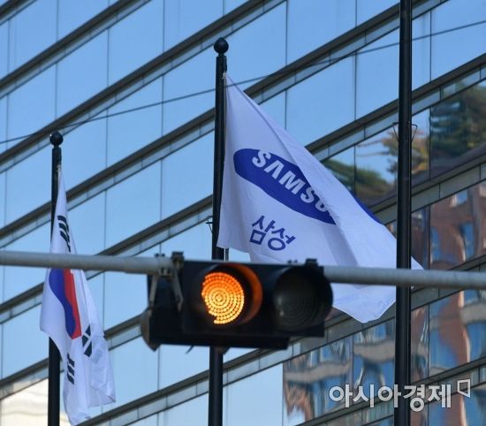 이건희 삼성그룹 회장이 별세한 25일 서울 서초구 삼성전자 사옥의 깃발이 바람헤 휘날리고 있다./윤동주 기자 doso7@