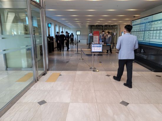 장례식장 지하로 향하는 입구는 현재 통제된 가운데 취재진들과 삼성 관계자들로 북적이고 있다. 사진=이기민 기자