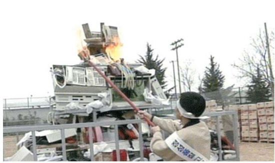 이건희 삼성그룹 회장은 1995년 구미사업장에 불량 휴대전화 15만대를 모아 불에 태우는 '화형식'을 진행하며 삼성에 근본적인 체질 개선의 필요성을 강조했다. 당시 화형식 모습.