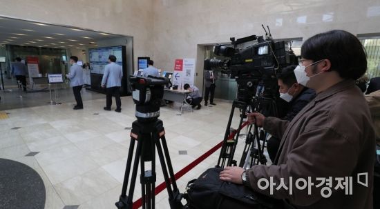 이건희 삼성그룹 회장이 별세한 25일 서울 강남구 일원동 삼성서울병원 장례식장에서 취재진들이 대기하고 있다./윤동주 기자 doso7@
