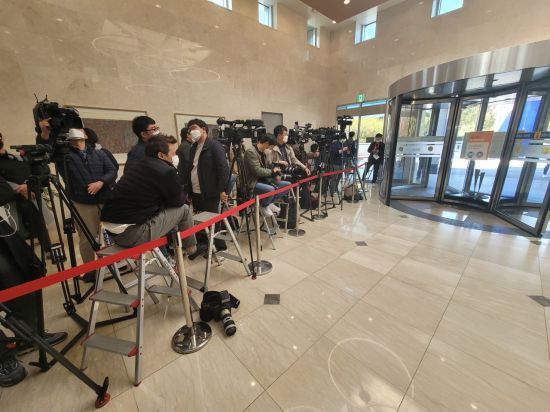 이건희 삼성전자 회장이 25일 오전 별세한 가운데 장례식장이 마련된 서울 일원동 삼성서울병원은 취재진들과 삼성 관계자들로 분주한 모습이다. 사진=이기민 기자