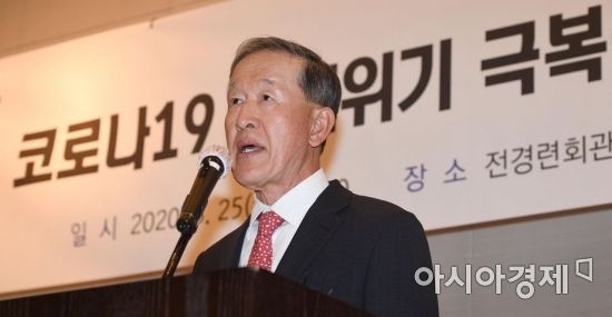 허창수 전국경제인연합회 회장이 25일 서울 여의도 전경련회관에서 코로나19 확산에 따른 '경제계 긴급 제언문'을 발표하고 있다./윤동주 기자 doso7@