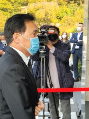 손학규 전 의원은 26일 오후 이건희 삼성 회장의 빈소가 마련된 서울 강남구 삼성서울병원 장례식장을 찾아 유가족들을 위로했다. 사진=이기민 기자