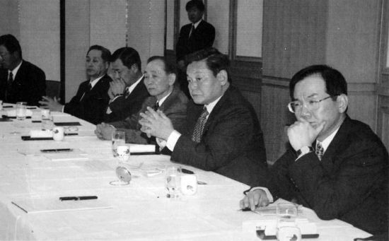 25일 서울 일원동 삼성서울병원에서 별세한 이건희 삼성 회장이 1997년 일본 전자 소그룹 사장단 회의를 주재하던 모습. [이미지출처=연합뉴스]