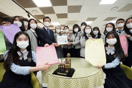 베를린 평화의소녀상을 함께 지켜 준 독일국민에게 감사의 손편지와 롤링페이퍼를 쓴 계성고 학생과 이승로 성북구청장(뒷줄왼쪽에서 다섯 번째)