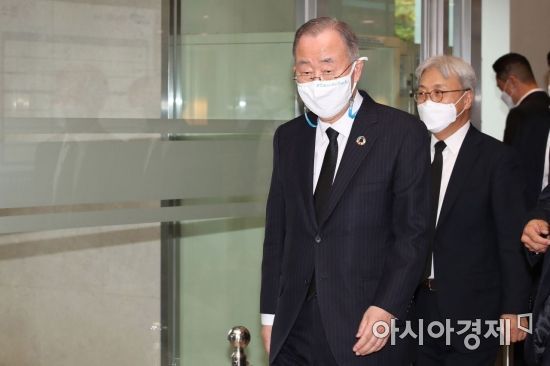 반기문 국가기후환경회의 위원장이 26일 오후 서울 강남구 서울삼성병원 장례식장에 마련된 고 이건희 삼성그룹 회장 빈소에 조문을 마친 후 나서고 있다./사진공동취재단