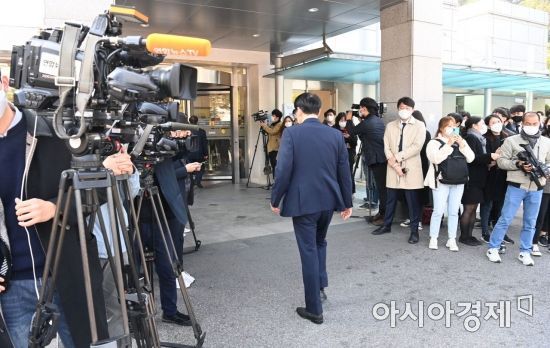 26일 오전 서울 강남구 서울삼성병원 장례식장 입구에서 취재진들이  삼성그룹 고 이건희 회장 빈소를 찾는 조문객들을 취재하고 있다./사진공동취재단