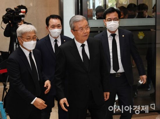 김종인 국민의힘 비대위원장(왼쪽 세번째)이 26일 오후 고 이건희 삼성그룹 회장 빈소가 마련된 서울 강남구 삼성서울병원 장례식장에 들어서고 있다./사진공동취재단