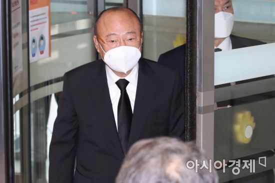 김승연 한화그룹 회장이 26일 오후 서울 강남구 서울삼성병원 장례식장에 마련된 고 이건희 삼성그룹 회장 빈소에 조문하기 위해 들어서고 있다./사진공동취재단