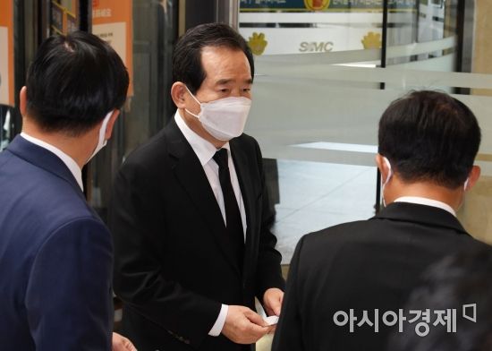 정세균 국무총리가 26일 오후 고 이건희 삼성그룹 회장 빈소가 마련된 서울 강남구 삼성서울병원 장례식장에 들어서고 있다./사진공동취재단