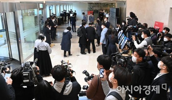 26일 서울 강남구 서울삼성병원 장례식장 입구에서 취재진들이  삼성그룹 고 이건희 회장 빈소를 찾는 조문객들을 취재하고 있다./사진공동취재단