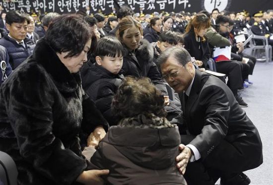 문재인 대통령이 지난해 12월10일 오전 대구 달서구 계명대 체육관에서 열린 독도 해역 헬기 추락사고 순직 소방항공대원 합동영결식에서 유가족을 위로하고 있다. 사진=청와대 제공