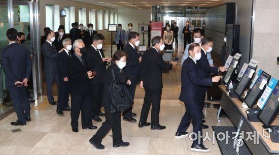 26일 오후 고(故) 이건희 삼성 회장의 빈소가 마련된 서울삼성병원 장례식장에 많은 조문객들이 들어서고 있다./사진공동취재단