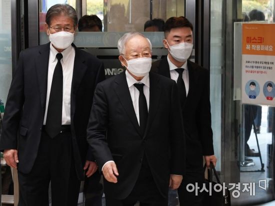 손경식 한국경영자총협회 회장(가운데)이 26일 오후 고 이건희 삼성그룹 회장 빈소가 마련된 서울 강남구 삼성서울병원 장례식장에 들어서고 있다./사진공동취재단