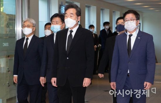이낙연 더불어민주당 대표가 26일 오전 서울 강남구 서울삼성병원 장례식장에 마련된 고(故) 이건희 삼성그룹 회장 빈소에서 조문을 마치고 나서고 있다. /사진공동취재단