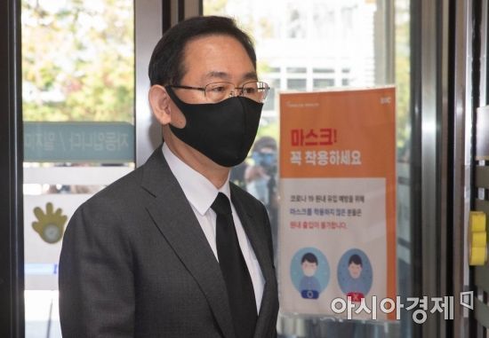 주호영 국민의힘 원내대표가 26일 오후 서울 강남구 서울삼성병원 장례식장에 마련된 고(故) 이건희 삼성그룹 회장 빈소에 조문을 하기위해 들어서고 있다./사진공동취재단