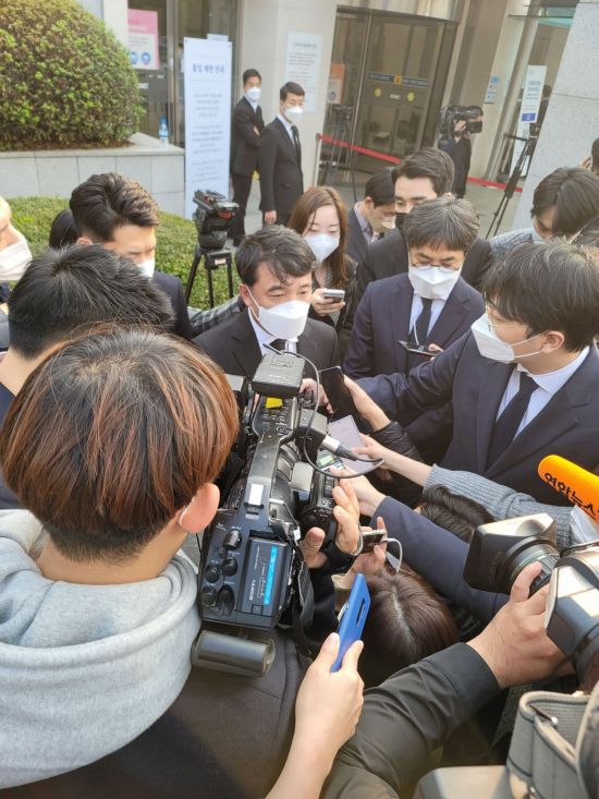 김택진 엔씨소프트 대표가 27일 오후 이건희 삼성 회장의 빈소가 마련된 서울 강남구 삼성서울병원 장례식장을 찾았다.(사진=이기민 기자)