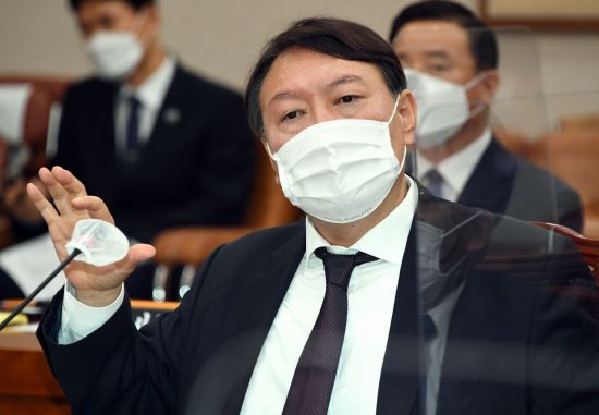 윤석열 검찰총장이 지난 22일 오전 서울 여의도 국회 법제사법위원회에서 열린 대검찰청 국정감사에서 답변하고 있다. 사진=연합뉴스