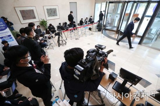 27일 고 이건희 삼성그룹 회장의 빈소가 마련된 서울 강남구 서울삼성병원 장례식장에서 기자들이 취재를 위해 대기하고 있다. /문호남 기자 munonam@