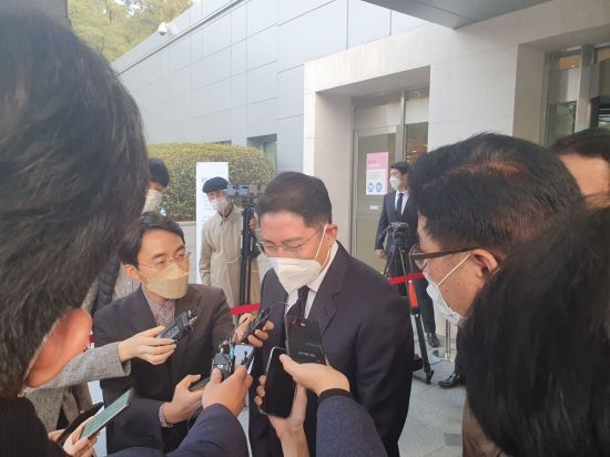 조현준 효성그룹 회장이 27일 이건희 삼성 회장의 빈소가 마련된 서울 강남구 삼성서울병원 장례식장을 찾아 조문했다.