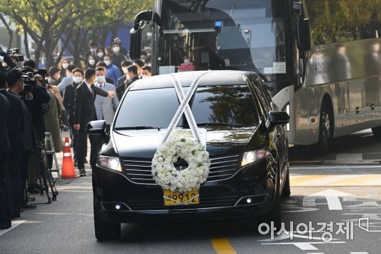 이건희 삼성전자 회장 영구차가 28일 오전 서울 강남구 삼성병원 장례식장을 나가고 있다./사진공동취재단