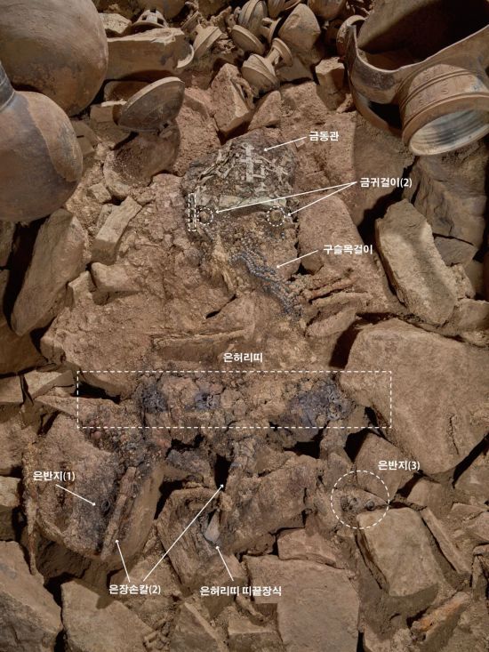 63호분 석곽 내 피장자 꾸밈유물 노출