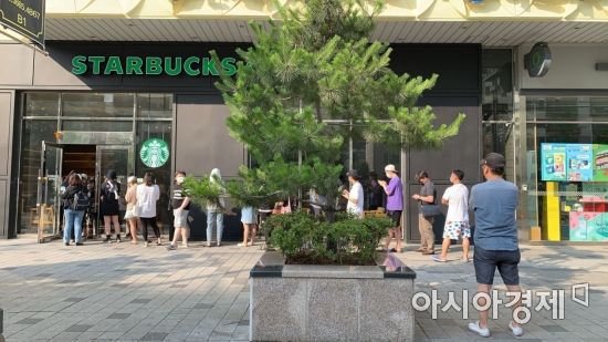 서머레디백을 받기 위해 줄 서 있는 모습.