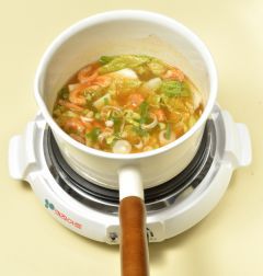 4. 배추가 부드럽게 익고 국물이 잘 어우러지면 대파와 다진 마늘을 넣어 1분 정도 끓인 다음 소금과 후춧가루로 간을 한다.