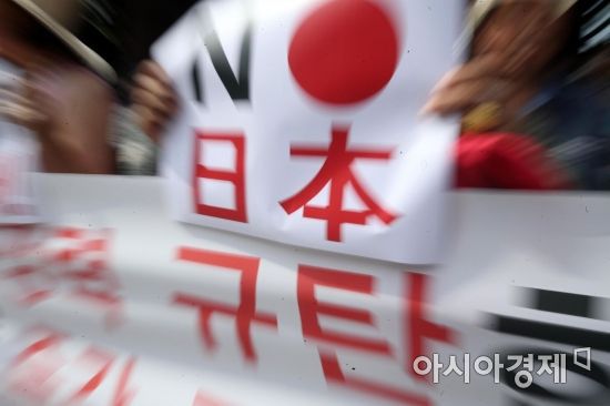 새시대 한국노인회 관계자들이 6일 서울 탑골공원 앞에서 일본 정부 규탄대회를 열고 경제보복 중단과 강제징용 피해자에 대한 사과, 배상 등을 촉구하고 있다./김현민 기자 kimhyun81@