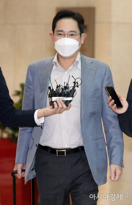 이재용 삼성전자 부회장이 19일 서울 김포비즈니스항공센터(SGBAC)를 통해 베트남으로 출국하고 있다. /문호남 기자 munonam@