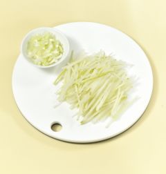 1. 무는 일정한 두께로 채 썰고 대파는 반으로 갈라 송송 썬다.