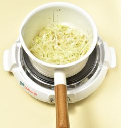 3. 무가 익어 물이 자작하게 나오면 참치한스푼과 대파를 넣는다. (Tip 참치한스푼은 참치를 발효한 액상 조미료로  없다면 국간장이나 액젓을 사용하세요.)