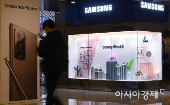 삼성전자가 연결 기준 올해 3분기 영업이익이 12조3천억원으로 지난해 동기보다 58.1% 증가한 것으로 잠정 집계됐다고 공시한 8일 서울 서초구 삼성전자 사옥 홍보관 모습. 매출은 66조원으로 작년 동기 대비 6.45% 증가했다./김현민 기자 kimhyun81@