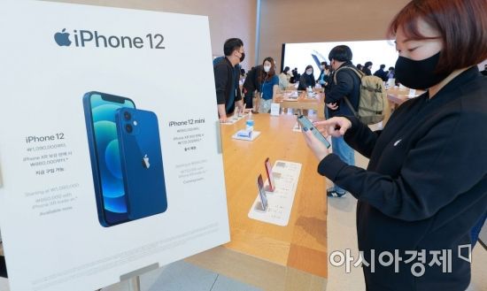 애플의 첫 5G 스마트폰 아이폰12 시리즈가 국내 공식 출시한 30일 서울 강남구 가로수길 애플스토어에서 고객들이 제품을 살펴보고 있다./김현민 기자 kimhyun81@