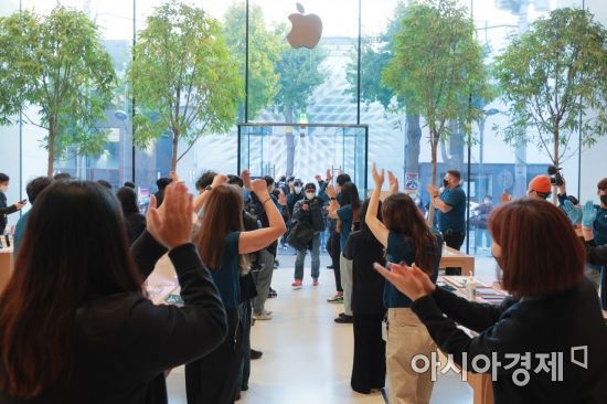 애플의 첫 5G 스마트폰 아이폰12 시리즈가 국내 공식 출시한 30일 서울 강남구 가로수길 애플스토어에서 고객들이 직원들의 축하를 받으며 입장하고 있다./김현민 기자 kimhyun81@