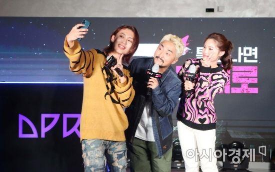 LG유플러스의 아이폰12 론칭행사 '틈 만나면 Z맘대로'에서 (왼쪽부터)래퍼 DPR Live, 방송인 유병재, LG유플러스 신입사원 문혜리 씨가 아이폰12 프로로 셀카를 찍고 있다.