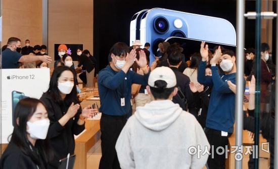 애플의 첫 5G 스마트폰 아이폰12 시리즈가 국내 공식 출시한 30일 서울 강남구 가로수길 애플스토어에서 고객들이 직원들의 축하를 받으며 입장하고 있다./김현민 기자 kimhyun81@