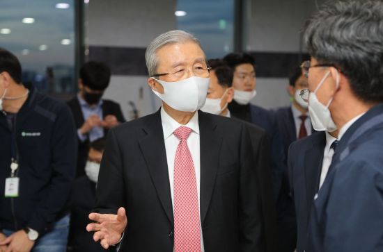 국민의힘 김종인 비상대책위원장이 29일 전북 전주시 덕진구 한국탄소융합기술원에서 탄소 소재 제품에 대해 질문하고 있다. [이미지출처=연합뉴스]