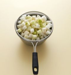 2. 무에 굵은소금을 뿌려 골고루 섞어 30분 정도 절인다. 절인 무는 씻지 않고 그대로 체에 걸러 물기를 뺀다.