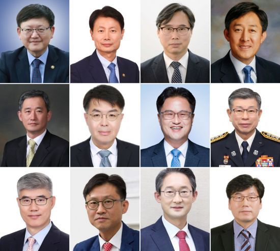 문재인 대통령은 1일 12개 차관급 인사를 단행했다.
    첫번째 왼쪽부터 청와대 일자리수석에 내정된 임서정 고용노동부 차관, 식품의약품안전처장에 내정된 김강립 보건복지부 1차관, 산업통상자원부 차관에 내정된 박진규 전 청와대 신남방신북방비서관, 보건복지부 1차관에 내정된 양성일 복지부 기획조정실장.
   두번째 줄 왼쪽부터 고용노동부 차관에 내정된 박화진 고용부 노동정책실장, 국토교통부 1차관에 내정된 윤성원 전 청와대 국토교통비서관, 조달청장에 내정된 김정우 전 국회의원, 소방청장에 내정된 신열우 서울시 소방재난본부장
    세번째 줄 왼쪽부터 기상청장에 내정된 박광석 환경부 기획조정실장, 금융위원회 부위원장에 내정된 도규상 전 청와대 경제정책비서관, 행정안전부 재난관리본부장에 내정된 김희겸 경기도 행정1부지사, 문화체육관광부 국립중앙박물관장에 내정된 민병찬 국립중앙박물관 경주박물관장. <사진 제공=청와대>