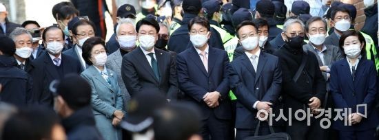 [이데일리 방인권 기자] 회사 자금 횡령과 뇌물 수수 혐의 등으로 지난달 29일 대법원 상고심에서 징역 17년이 확정돼 2일 오후 구치소로 재수감되는 이명박 전 대통령의 서울 강남구 논현동 자택 앞에 이 전 대통령의 지지자들과 정치인들이 모여 있다.