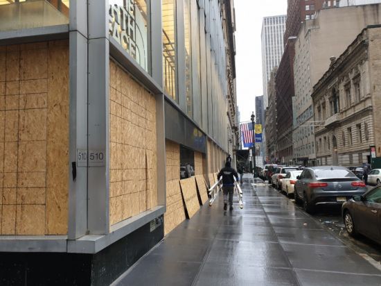 1일 오후 뉴욕 맨해튼 소재 노스페이스 매장 외부에 약탈에 대비한 송판을 덧대는 작업이 진행중이다.(사진=백종민 특파원)