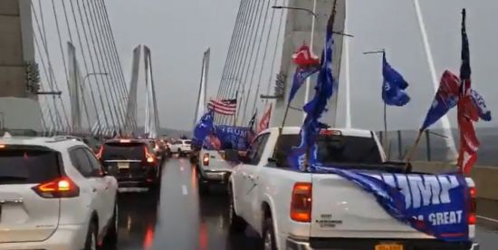 트럼프 대통령 지지자들이 1일 오후 뉴욕주의 마리오 쿠오모 다리에 트럭을 멈춰세우고 통행을 방해하고 있다. 마리오 쿠오모는 현 앤드류 쿠오모 뉴욕 주지사의 아버지로 역시 뉴욕 주지사를 지냈다.(트위터 캡처)