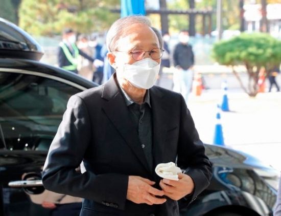 회사 자금 횡령과 뇌물 수수 혐의 등으로 29일 대법원 상고심에서 징역 17년이 확정된 이명박 전 대통령이 30일 오전 진료를 위해 종로구 서울대학병원으로 들어서고 있다. /연합뉴스
