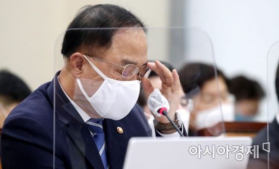 홍남기 경제부총리가 3일 국회에서 열린 기획재정위원회 전체회의에 출석,  사표관련 질문을 받고 안경을 고쳐쓰고있다./윤동주 기자 doso7@