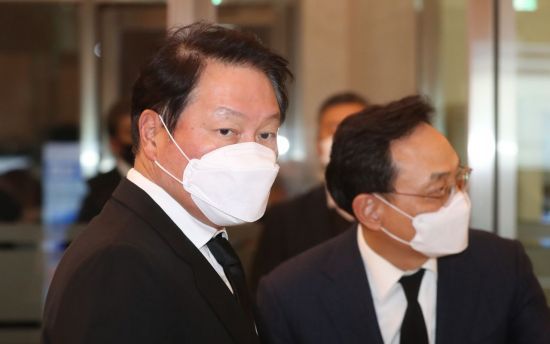 최태원 SK 회장이 26일 오후 고(故) 이건희 삼성그룹 회장 빈소가 마련된 서울 강남구 서울삼성병원 장례식장에 들어서고 있다. [이미지출처=연합뉴스]