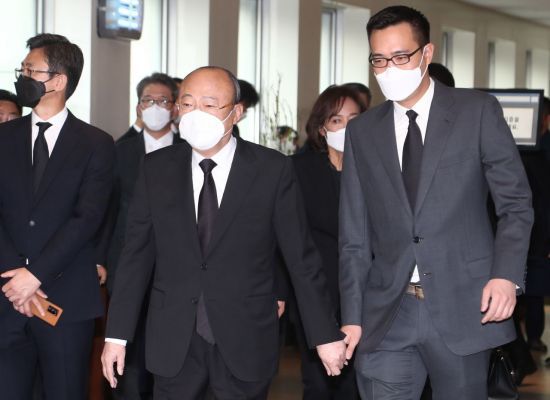 김승연 한화그룹 회장(오른쪽 두 번째)과 김동선 전 한화건설 팀장이 26일 오후 고(故) 이건희 삼성그룹 회장의 빈소가 마련된 삼성서울병원 장례식장에서 조문을 마친 뒤 건물을 나서고 있다. 2020.10.26 [사진공동취재단] [이미지출처=연합뉴스]