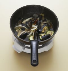 5. 굴소스를 넣고 물 3컵을 넣어 끓인 후 홍합이 익으면 소금과 후춧가루로 간을 맞춘다. 중화면을 넣어 1분 정도 끓인다.