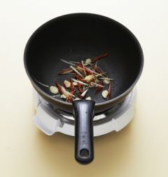 4. 냄비에 기름을 두르고 마른 고추, 마늘, 대파를 넣어 향이 나게 볶다가 홍합, 배추, 양파, 호박, 목이버섯, 홍고추를 넣어 볶는다.