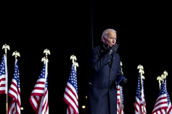 미국 민주당 대선 후보인 조 바이든 전 부통령이 2일(현지시간) 펜실베이니아주 피츠버그에 있는 미식 축구장 하인즈 필드 밖 드라이브인 유세장에서 연설을 한 뒤 지지자들에게 키스를 보내고 있다.  AP=연합뉴스
